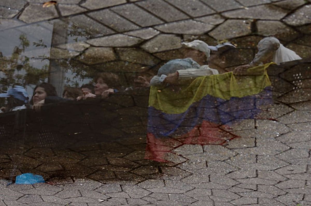 El reflejo de las personas esperando al papa Francisco