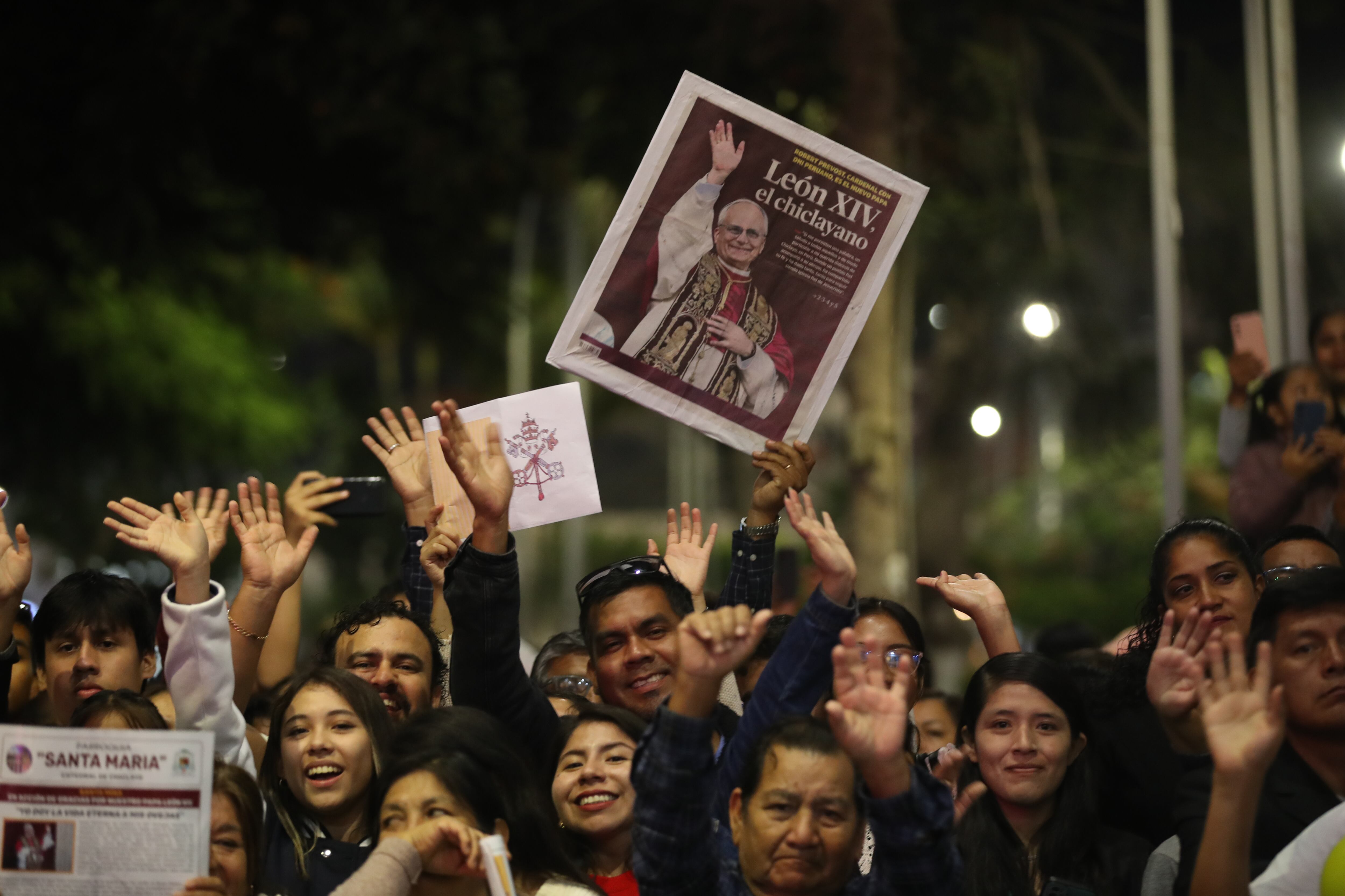 FOTODELDÍA CHICLAYO (PERÚ), 10/05/2025.- Personas asisten a una misa de acción de gracias este sábado en la plaza central de Chiclayo (Perú). Rebosa la actividad en la plaza central de Chiclayo, localidad peruana donde el nuevo papa fue obispo ocho años y en la que se celebra una misa multitudinaria de acción de gracias esta noche. EFE/Paolo Aguilar