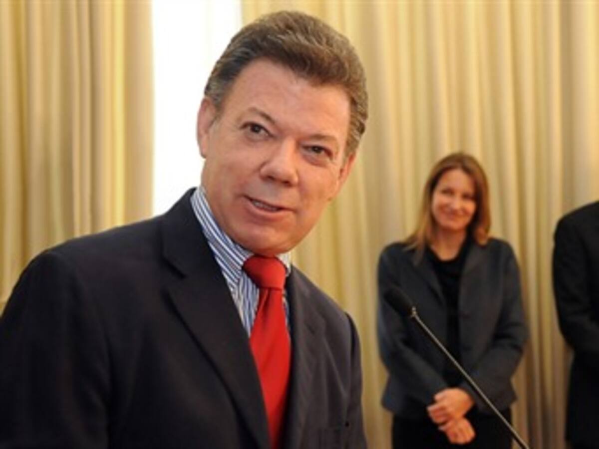 Quienes desfalquen a la salud se perseguirán como se hace con los terroristas: Santos