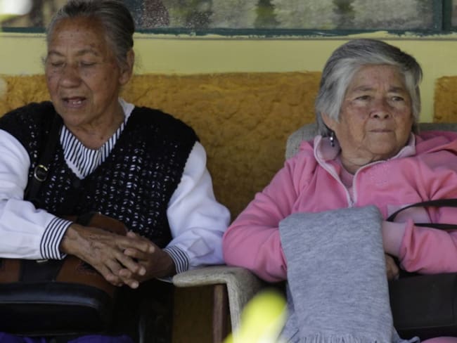 Adultos mayores deben estar acompañados para poder cruzar la calle