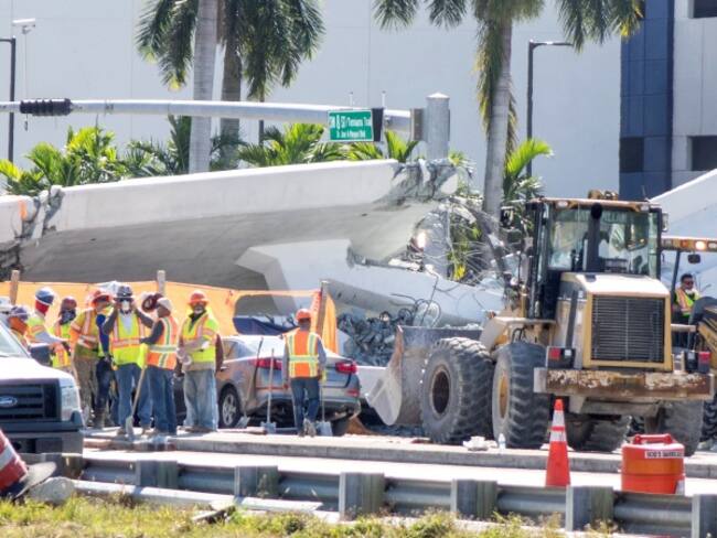 Rescatan tres cuerpos sin vida del puente colapsado de Miami