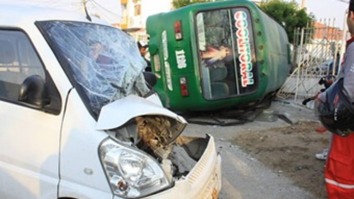Fotos: Fuerte choque entre una buseta y una van en Barranquilla