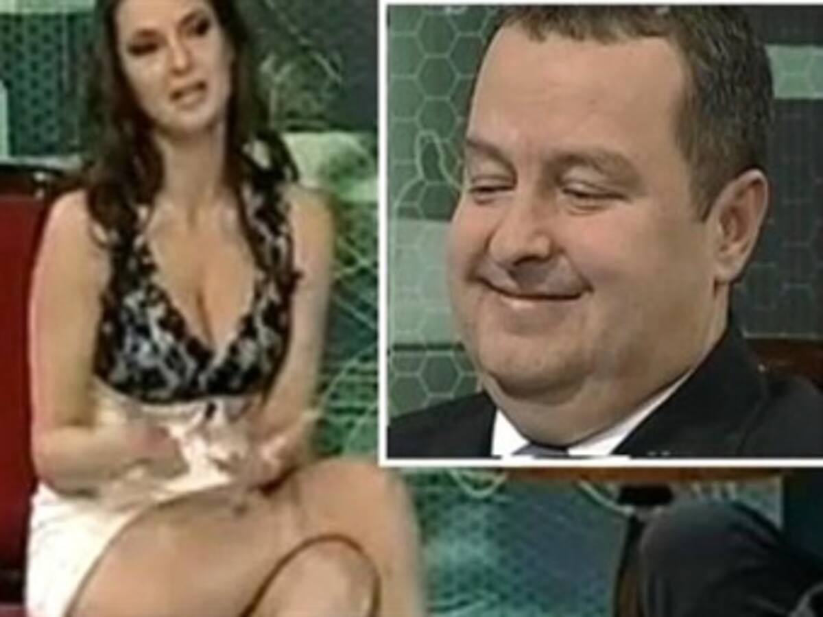 Periodista 'hizo sudar' al primer ministro serbio al cruzar la pierna sin ropa interior