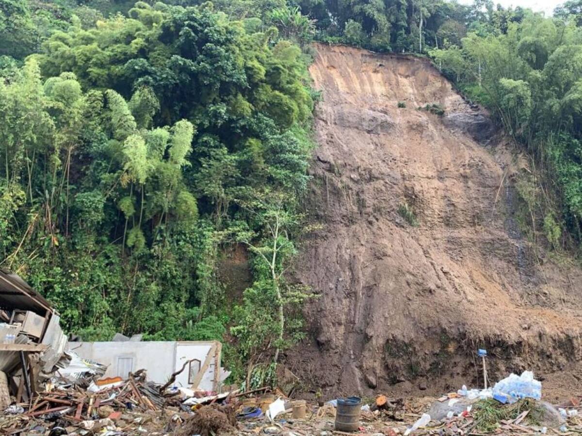 Expertos advierten que la montaña podría seguir desprendiéndose