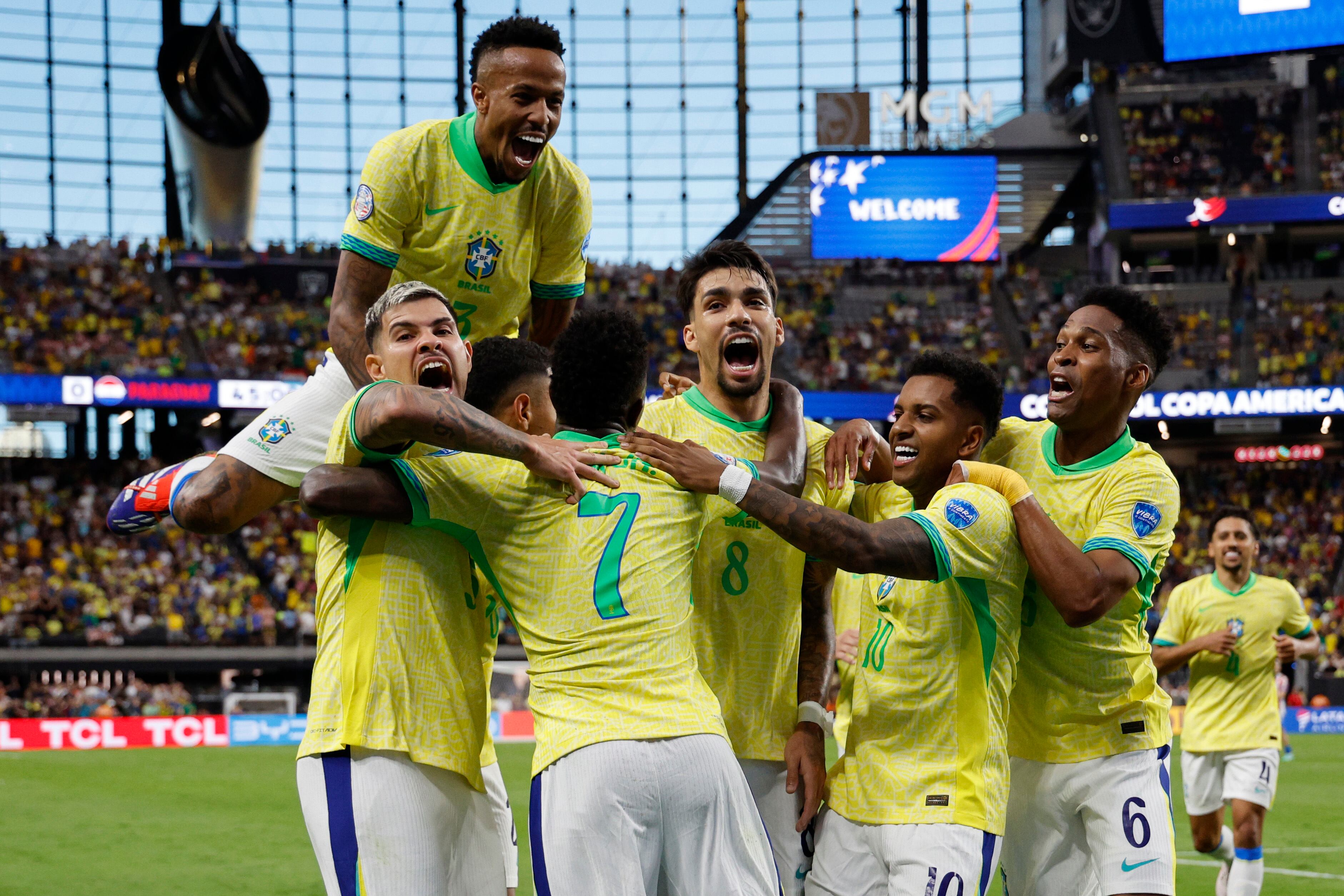 Los jugadores de Brasil celebran el primer gol de Vinicus Junior. (Photo by Kevork Djansezian/Getty Images)