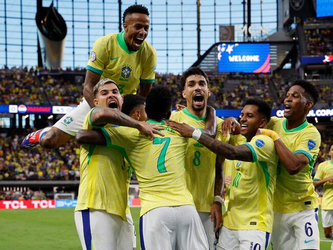 Los jugadores de Brasil celebran el primer gol de Vinicus Junior. (Photo by Kevork Djansezian/Getty Images)