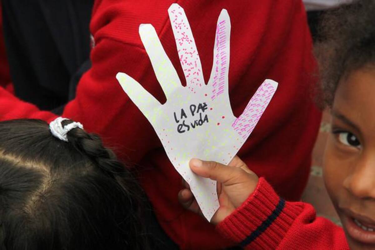 Niños de colegios distritáles, realizaron un acto simbólico para protestar por la muerte de los niños en Caquetá y el caso del menor de la Vega Cundinamarca.