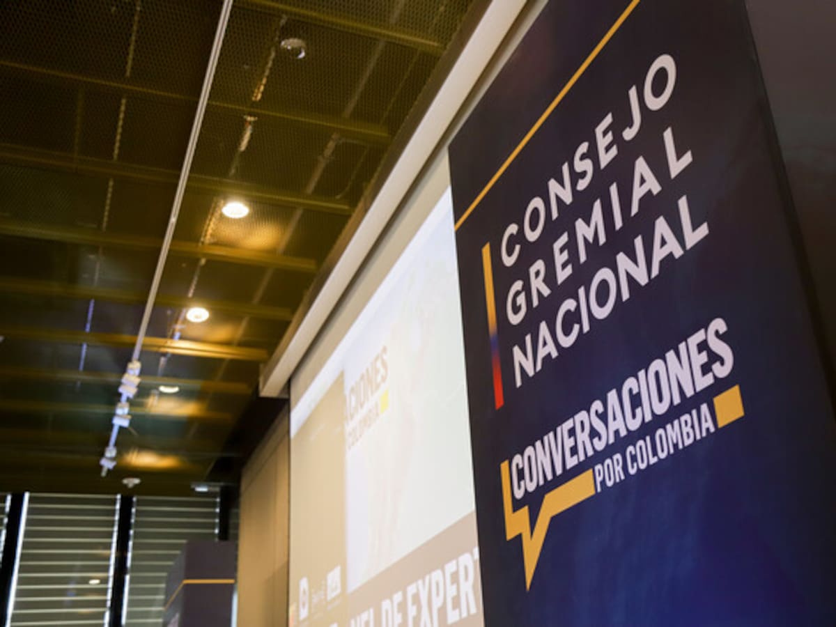 Gremios económicos, académicos y fundaciones piden defender la democracia