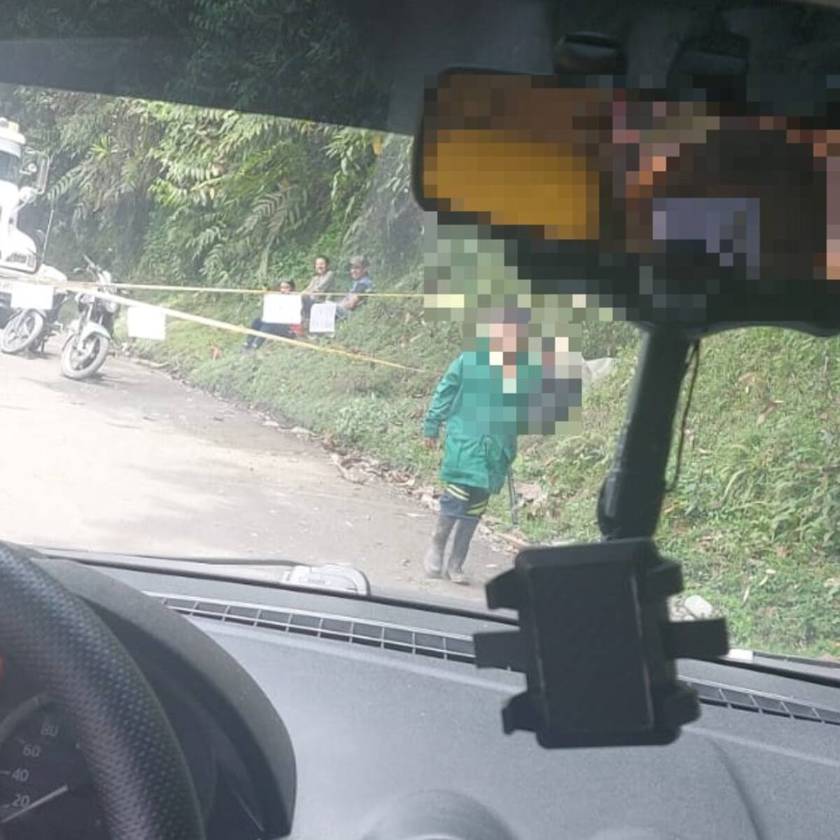 Un grupo de indígenas tiene bloqueada la vía Medellín-Quibdó en sector el 11