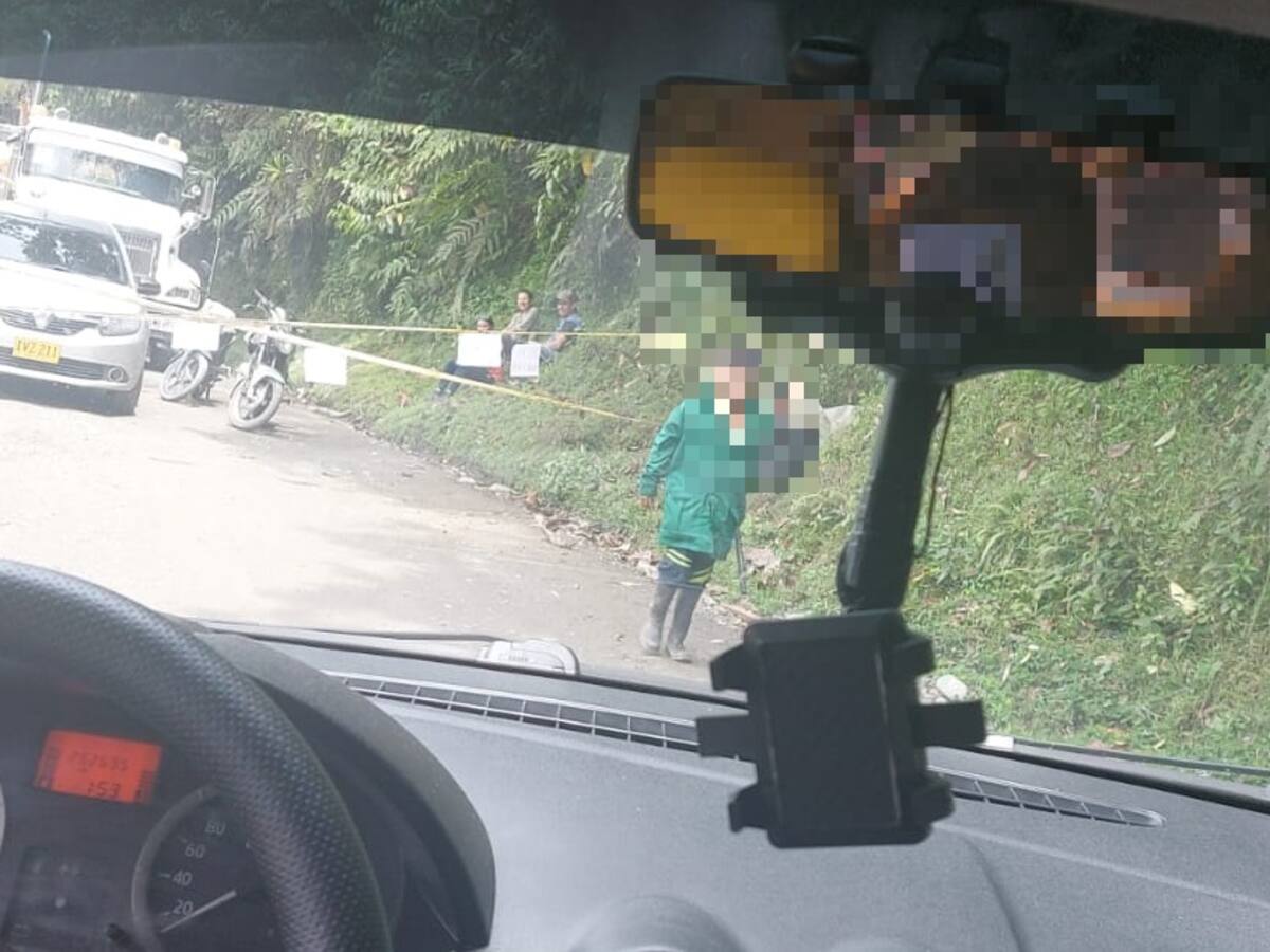 Un grupo de indígenas tiene bloqueada la vía Medellín-Quibdó en sector el 11