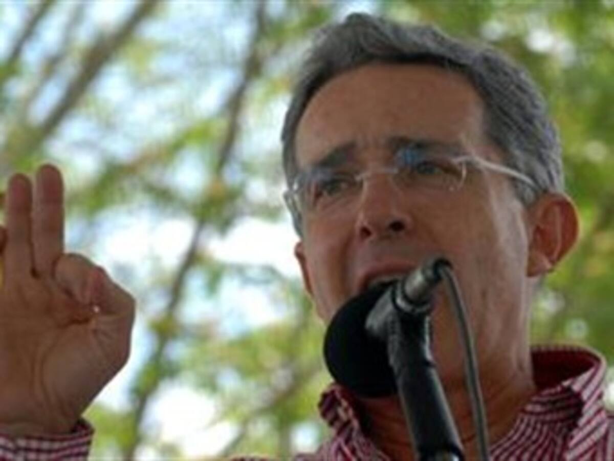 Uribe ordena militarizar comunas de Neiva que albergan milicianos de las Farc
