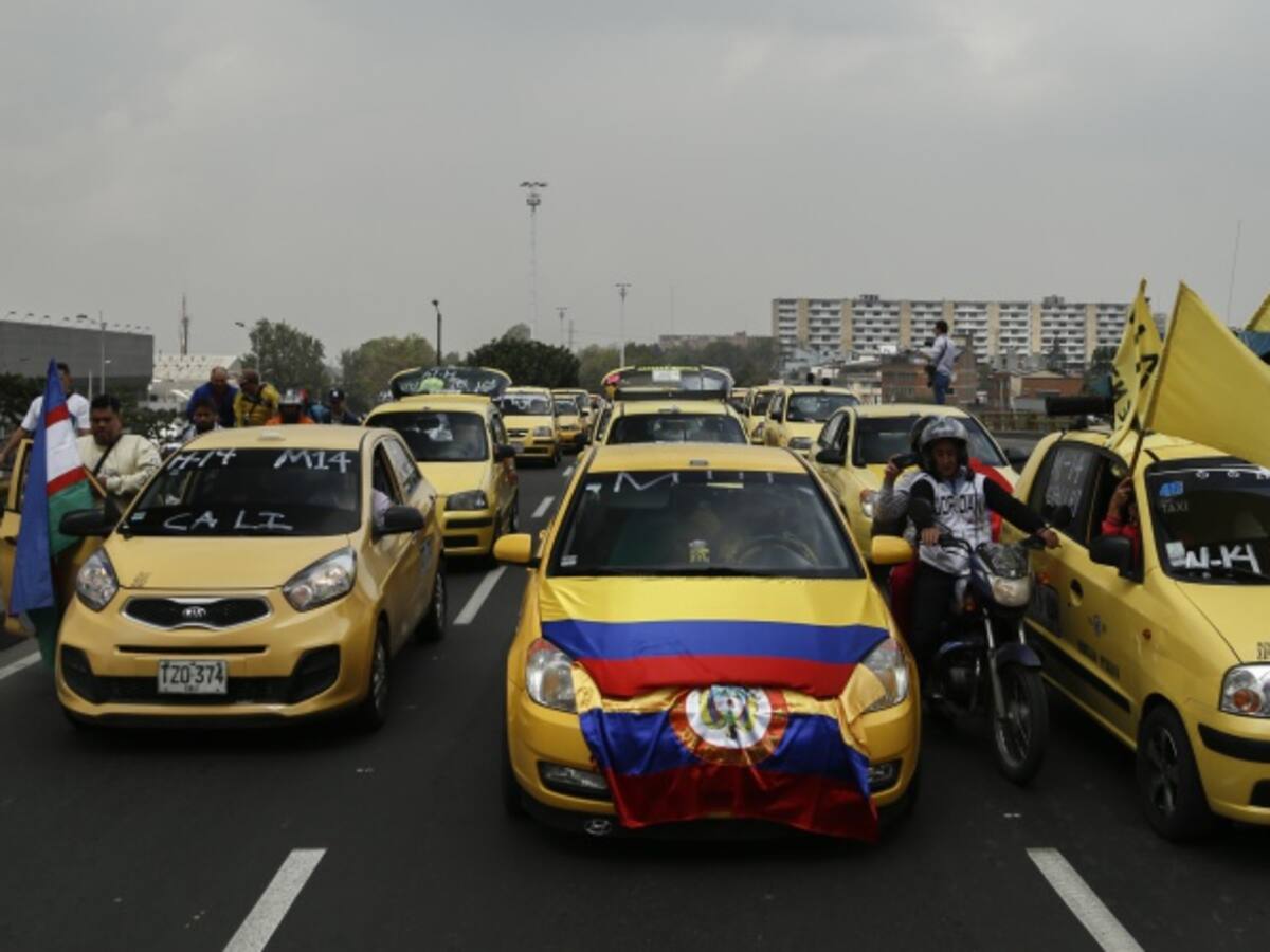 Taxistas amenazan con bloqueo masivo de vías para exigir regulación contra Uber