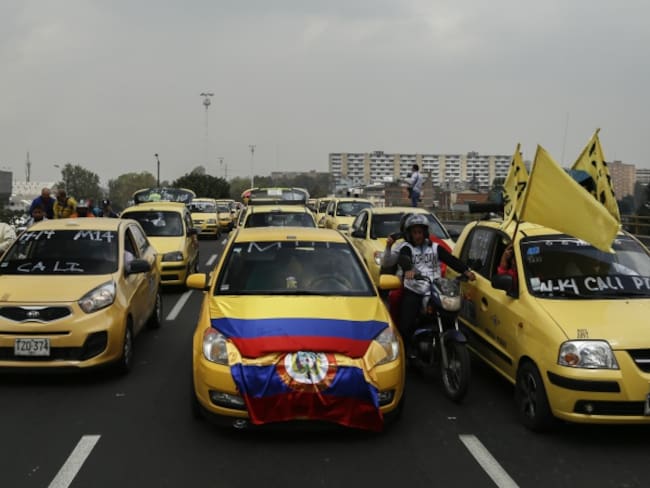 Taxistas amenazan con bloqueo masivo de vías para exigir regulación contra Uber