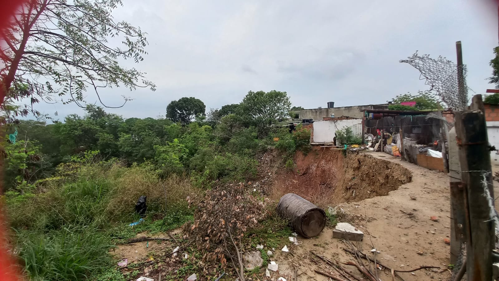 El terreno amenaza con llevarse varias viviendas