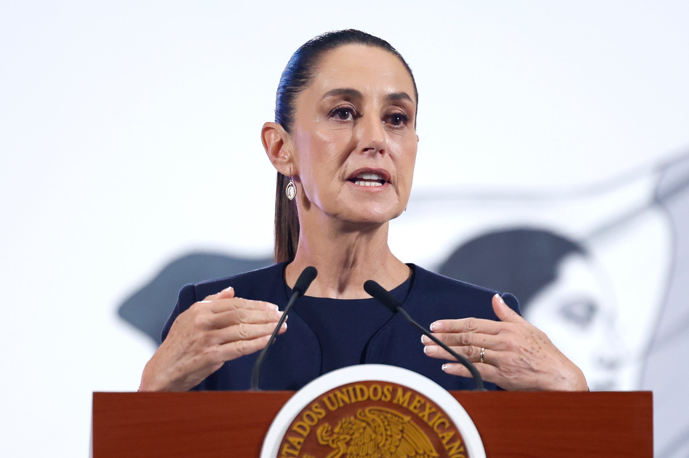 MEX7270. CIUDAD DE MÉXICO (MÉXICO), 08/07/2025.- La presidenta de México, Claudia Sheinabaum, habla durante una rueda de prensa este martes, en el Palacio Nacional de la Ciudad de México (México). Sheinbaum confirmó que una persona de origen mexicano falleció, mientras que otra más se encuentra desaparecida, tras las inundaciones registradas en el centro-sur de Texas, Estados Unidos, que han superado las 100 víctimas mortales. EFE/sáshenka Gutiérrez