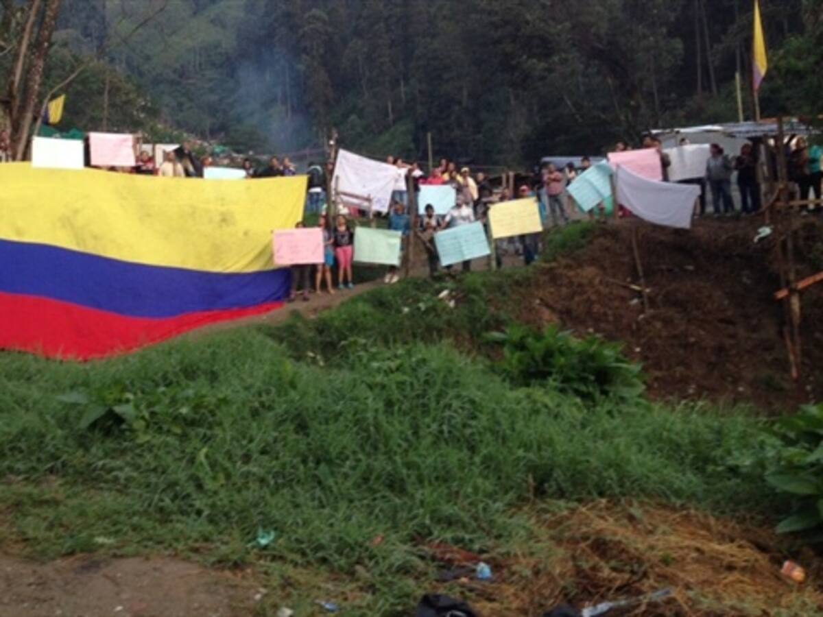 Desalojan a mil habitantes de una invasión en Medellín