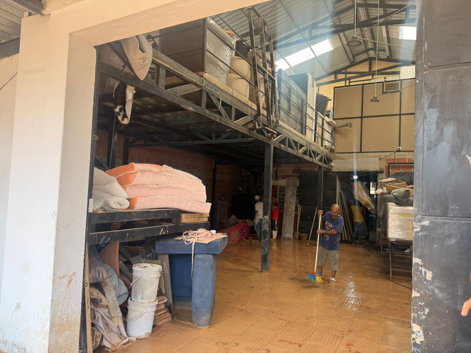 Lluvias dejan millonarias pérdidas en mueblería de Los Patios, Norte de Santander. / Foto: Ana María Rueda.