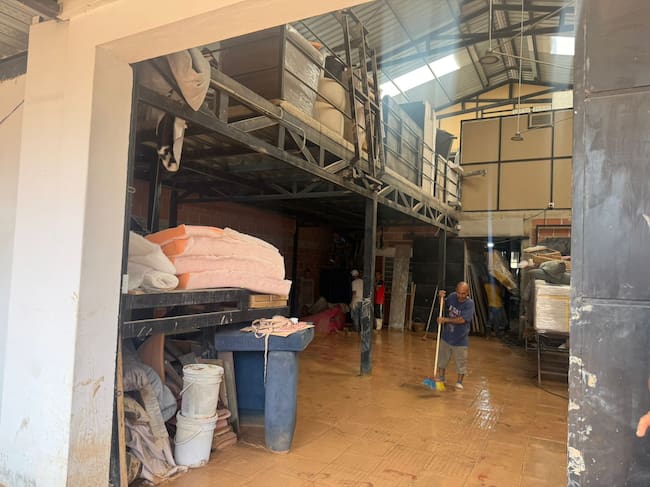 Lluvias dejan millonarias pérdidas en mueblería de Los Patios, Norte de Santander. / Foto: Ana María Rueda.