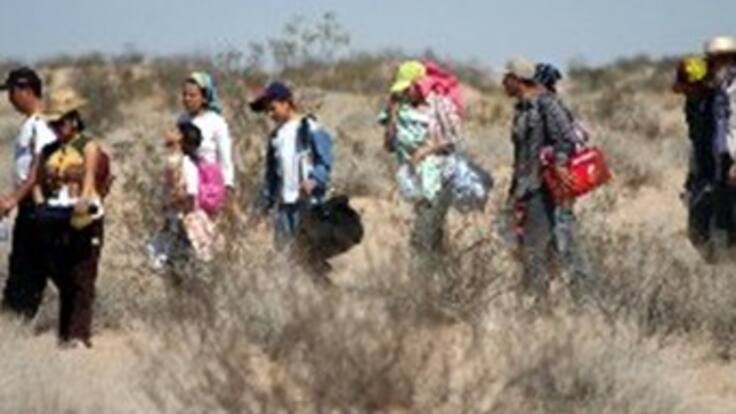 Inician marcha por el desierto de Arizona imitando la ruta de los inmigrantes