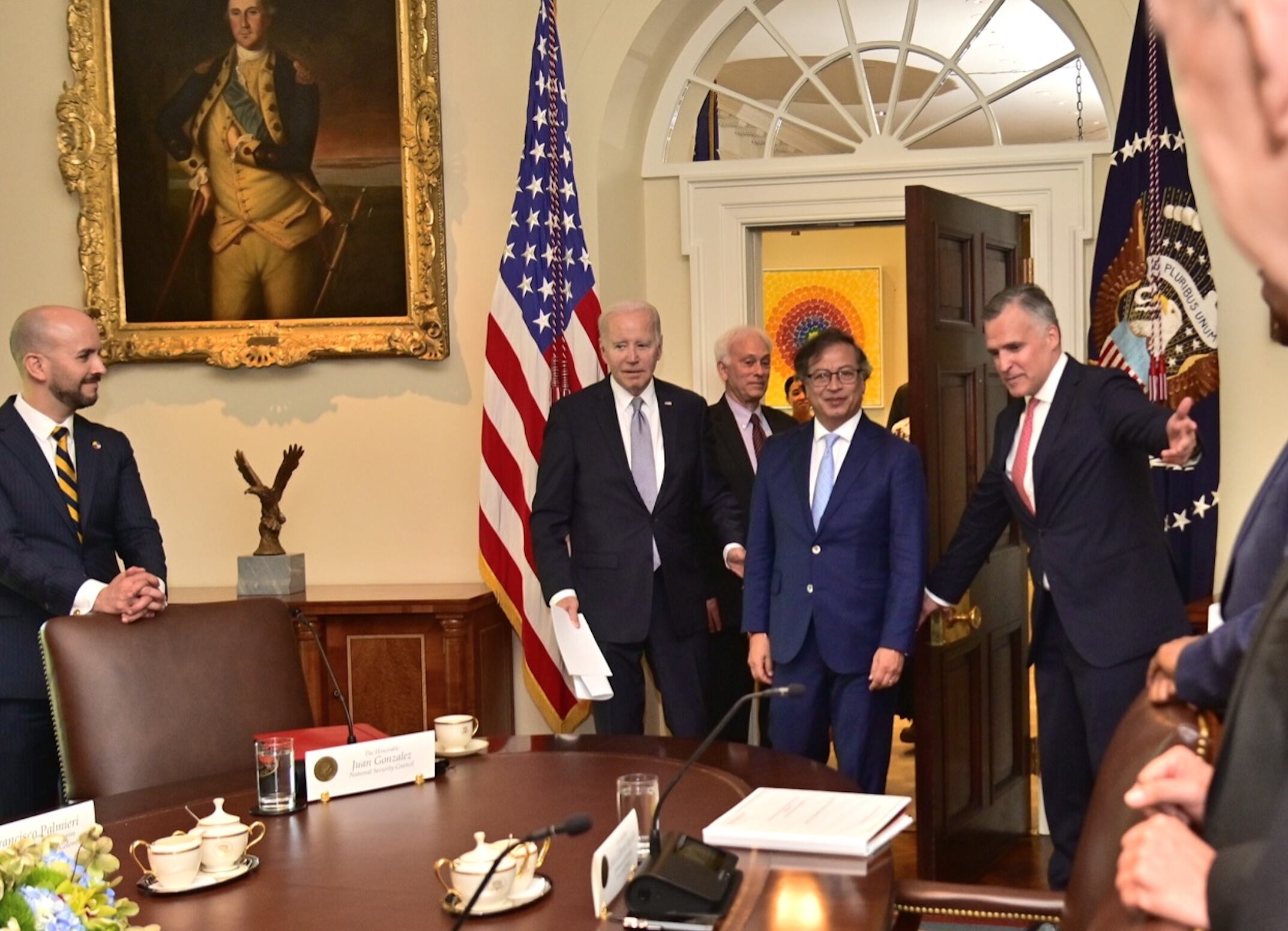 No es cierto que haya diálogo directo con Maduro para levantar sanciones: Juan González. Foto: Presidencia de Colombia