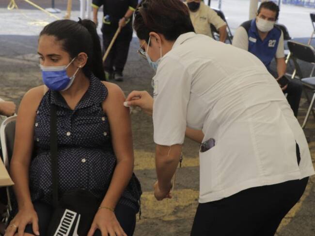 En Santander ya vacuna a migrantes en embarazo