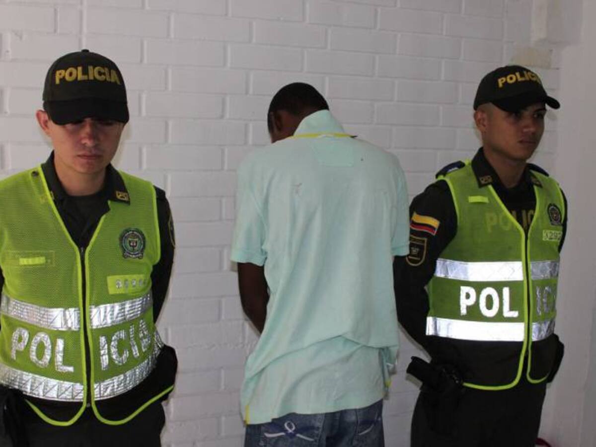 Un hombre de 21 años y un menor de 16, capturados por hurto a bus del MÍO