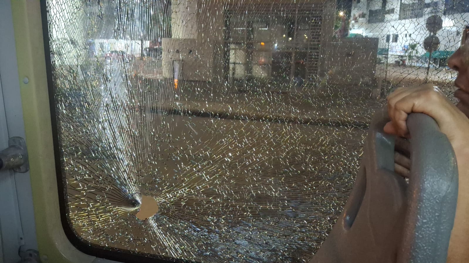 Un herido dejó ataque de hinchas del Real Cartagena a bus de Transcaribe