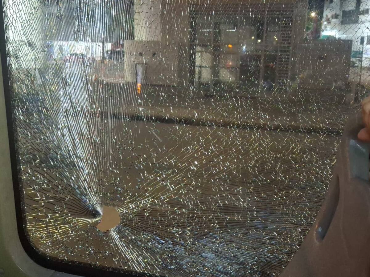 Un herido dejó ataque de hinchas del Real Cartagena a bus de Transcaribe