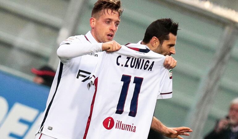 Sus nuevos compañeros lucieron su camiseta en la celebración de uno de los goles.