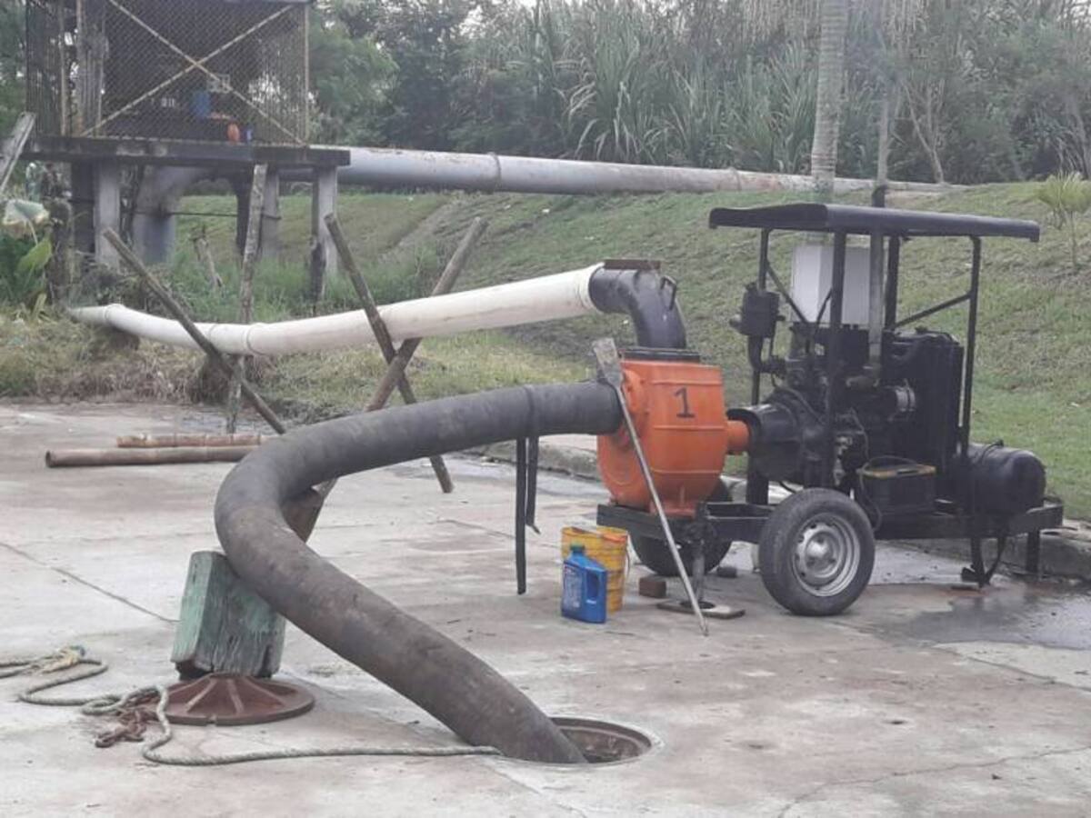 Las motobombas empezaron a cumplir su función en La Virginia