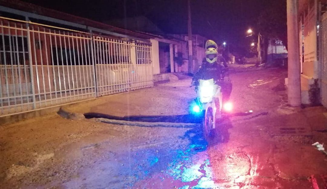 El sujeto le propinó dos balazos a la joven, presuntamente tras percatarse de que ella estaría saliendo con otra persona