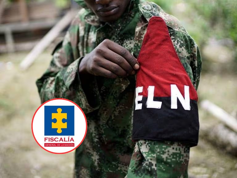 Calle en Bogotá y al lado una persona con billetes colombianos (Fotos vía Imagen de archivo - AFP / Federico Ríos. y cuenta de X de @FiscaliaCol)