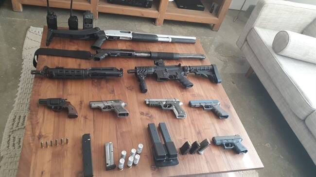 A la cárcel tres personas por tener armas en cabaña de Puerto Colombia. Foto: Policia Metropolitana