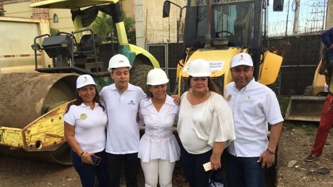 La alcaldesa Yolanda Wong junto al gerente de Edurbe, Bernardo Pardo, y la secretaria de infraestructura, Clara Calderón, durante la firma del convenio para la intervención de 21 vías en la ciudad. Foto: Alcaldía de Cartagena.