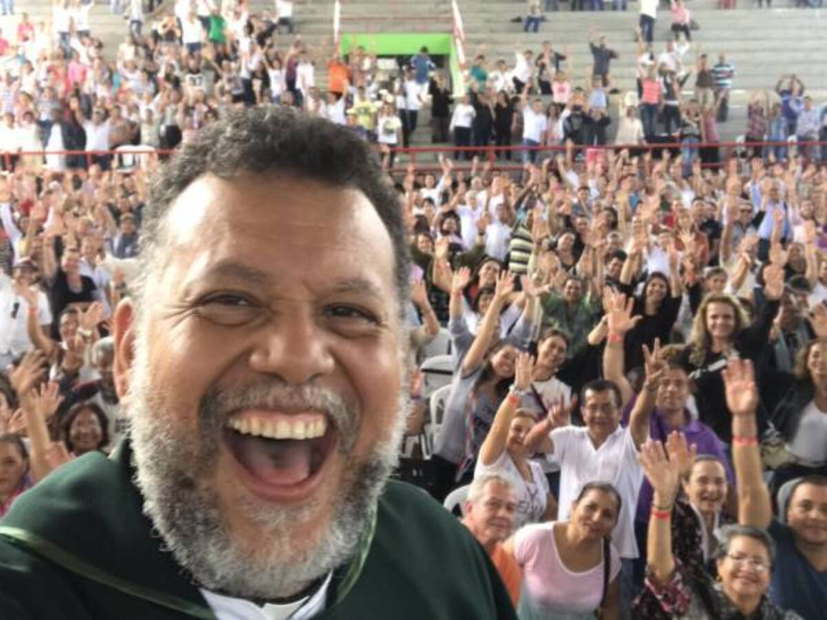 Padre Linero trina contra el diezmo e inicia polémica en Twitter
