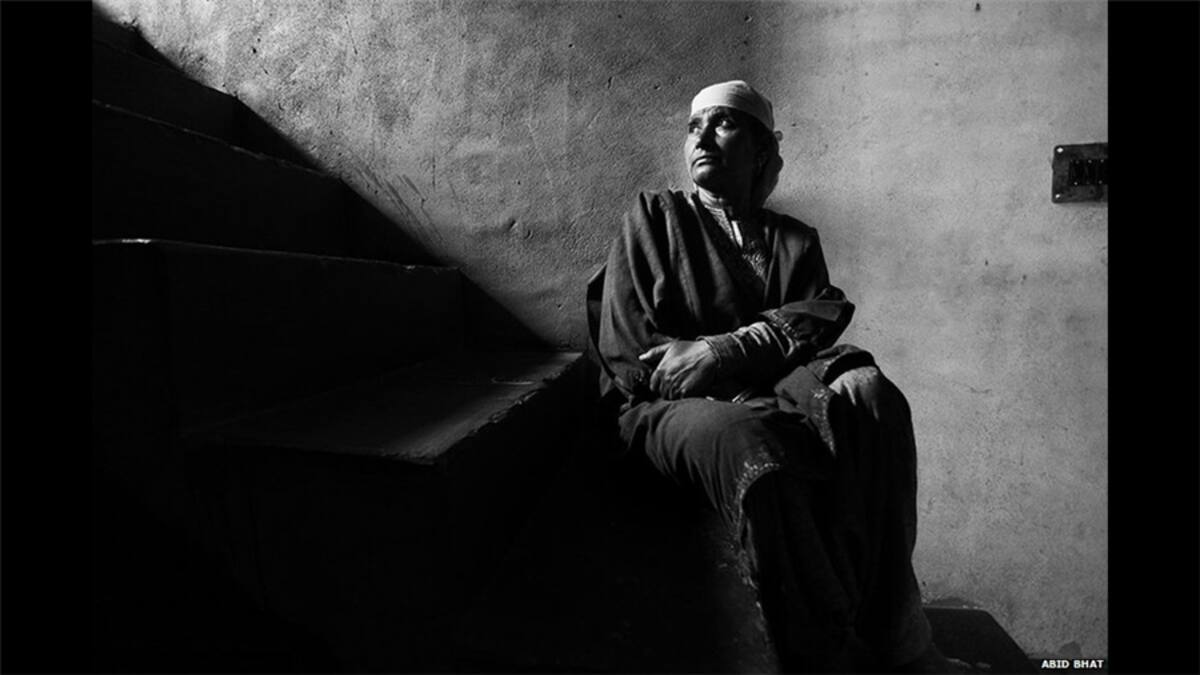 El esposo de Tahira Begum, Tariq Ahmed Rather, desapareció en 2002 después de salir de su casa con rumbo a Nueva Delhi para trabajar. Ella ahora está empleada en un salón de belleza en Srinagar y sus dos hijos estudian en una escuela para huérfanos.