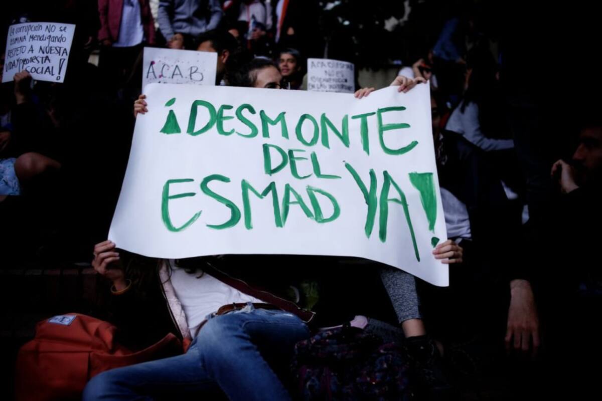 Estudiantes expresando su inconformismo con el Escuadrón Móvil Antidisturbios 