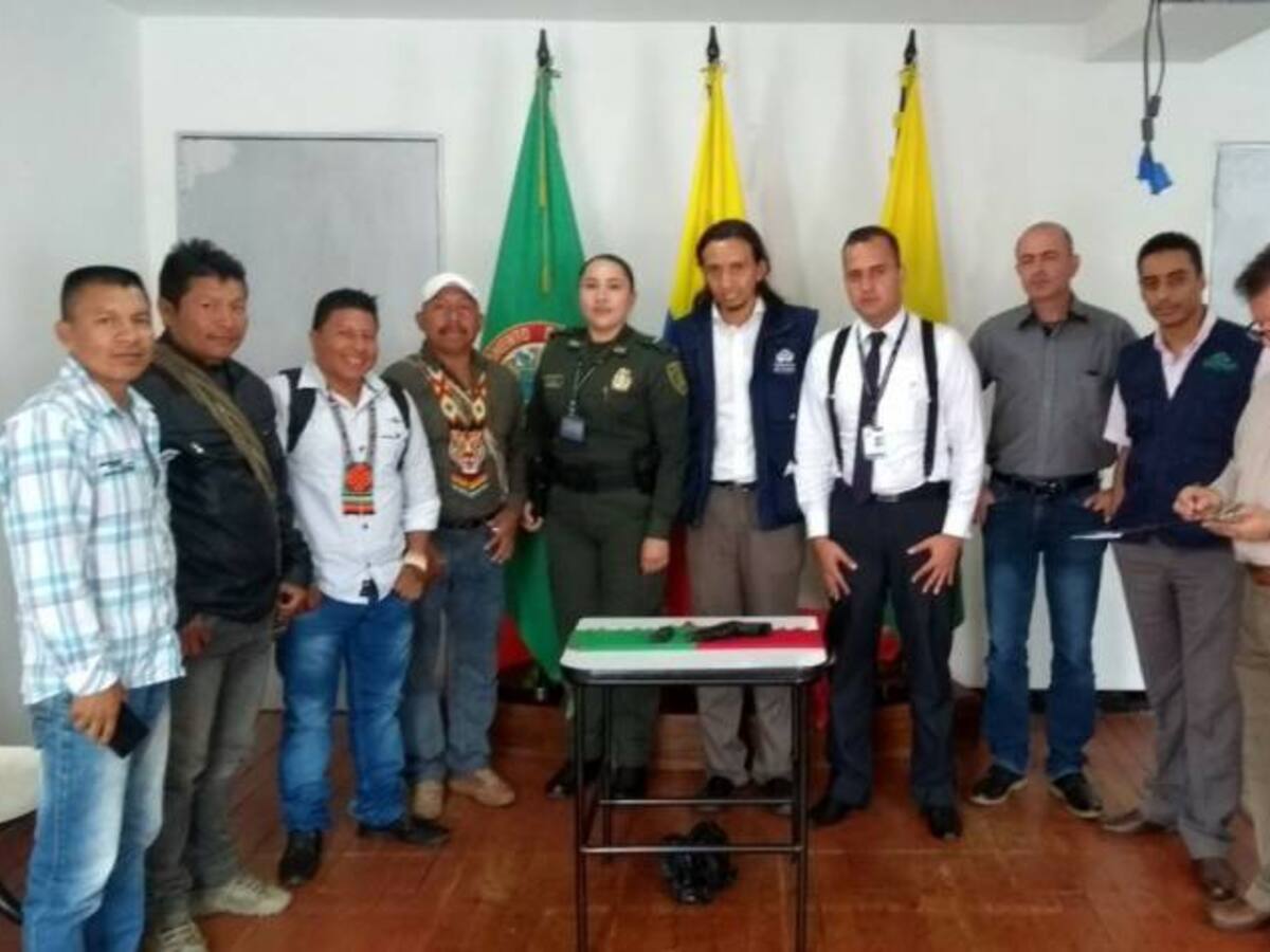 Los indígenas empezaron a devolver las armas de los policías