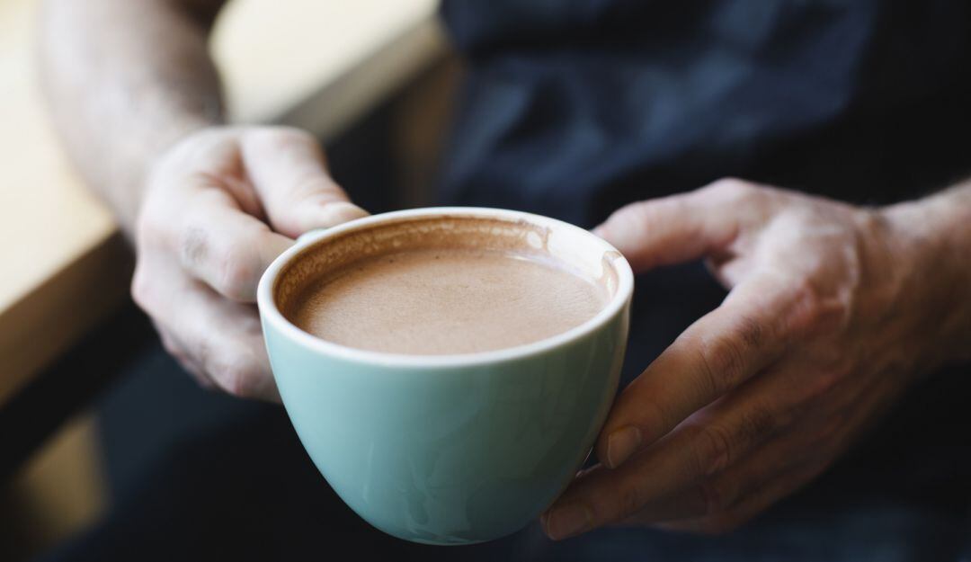 Las propiedades de una taza de chocolate en agua. 