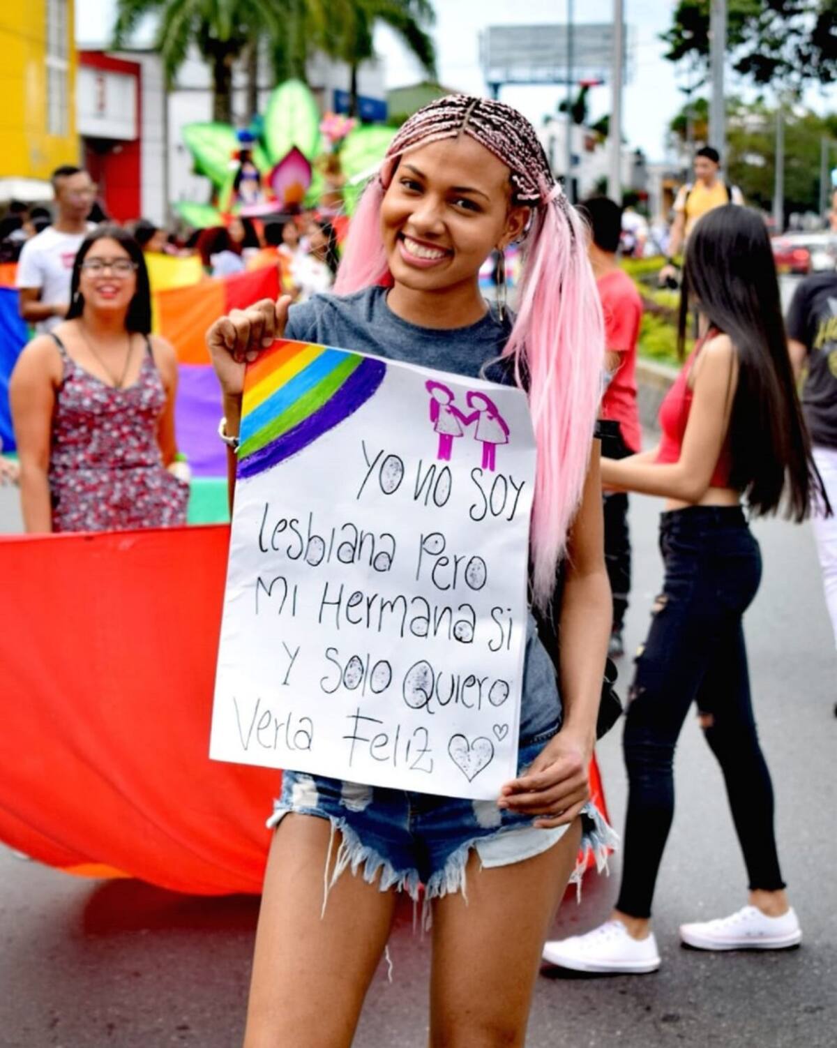 Sonrisas y colores predominaron en el día del orgullo gay en Armenia.