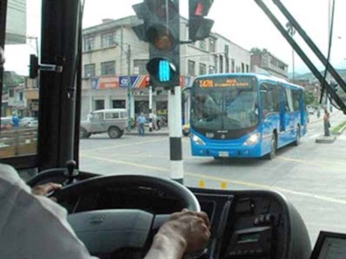 Semiparalizada Cali por protesta de pequeños propietarios de buses