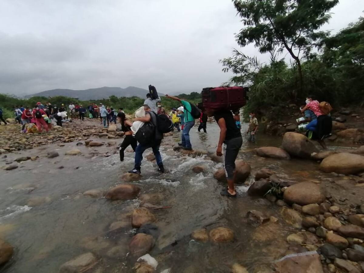 Venezolanos intentan cruzar la frontera 