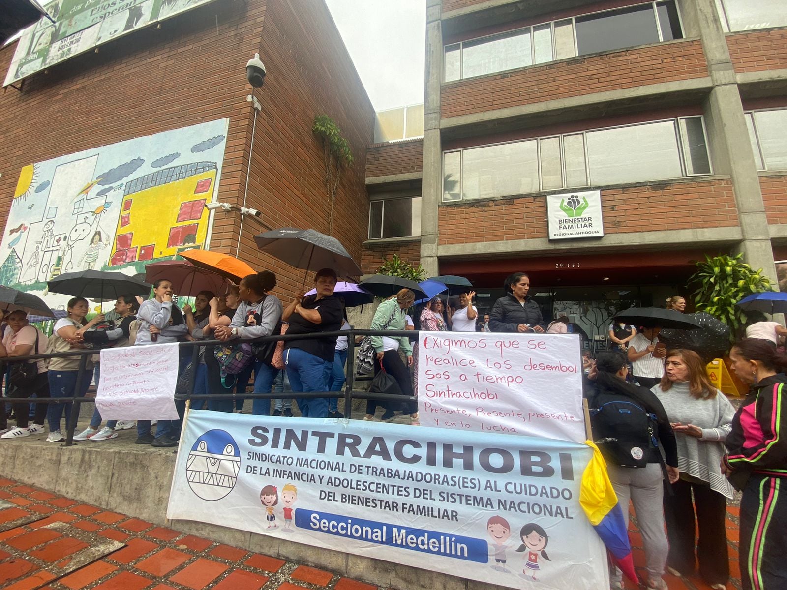 Plantón madres comunitarias en Medellín.