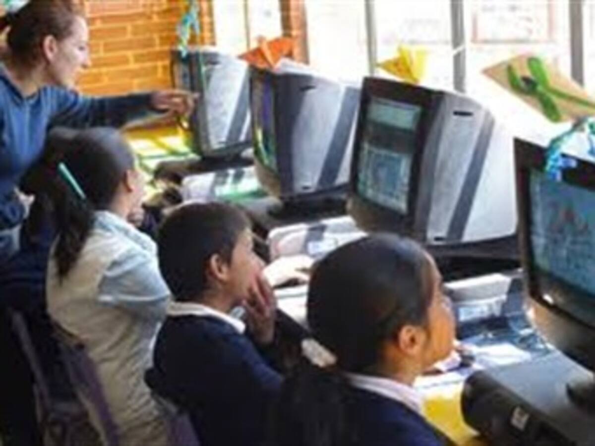 MinTIC vuelve a pedir a Petro que acepte computadores para las escuelas
