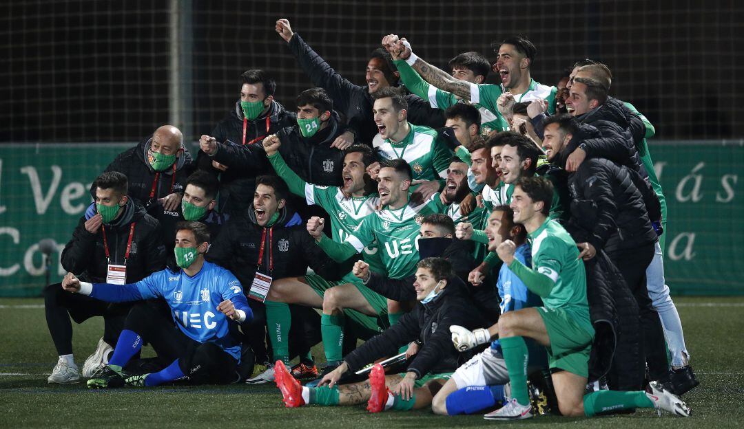 El plantel del Cornellá festeja la histórica eliminación al Atlético de Madrid.