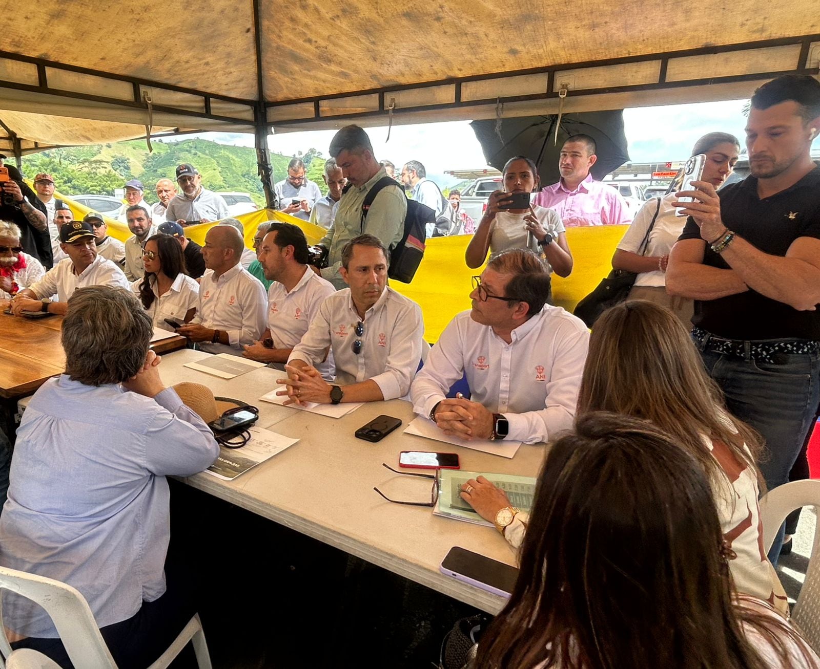 Mesa de negociación en peaje de Tarapacá  Dos