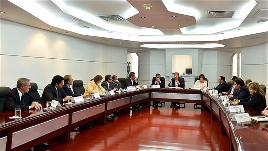 Juan Manuel Santos y voceros de los partidos. Foto: Colprensa
