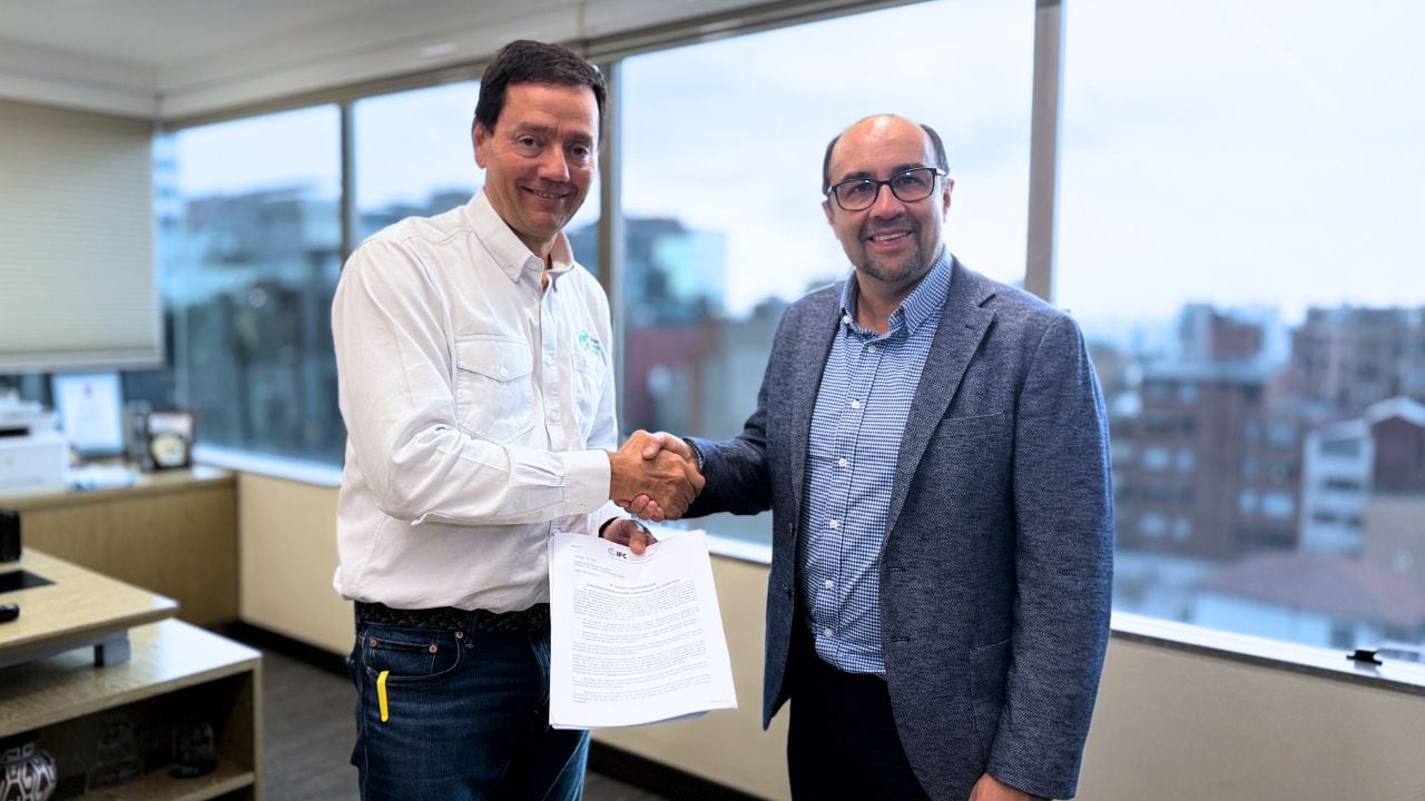 Jorge Tabares, vicepresidente Financiero de Grupo Energía Bogotá y Miguel Toledo, gerente regional de Infraestructura para el norte de América Latina de IFC