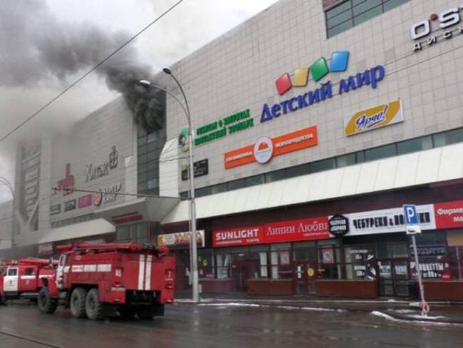 Buscan a más víctimas tras incendio de un centro comercial en Rusia