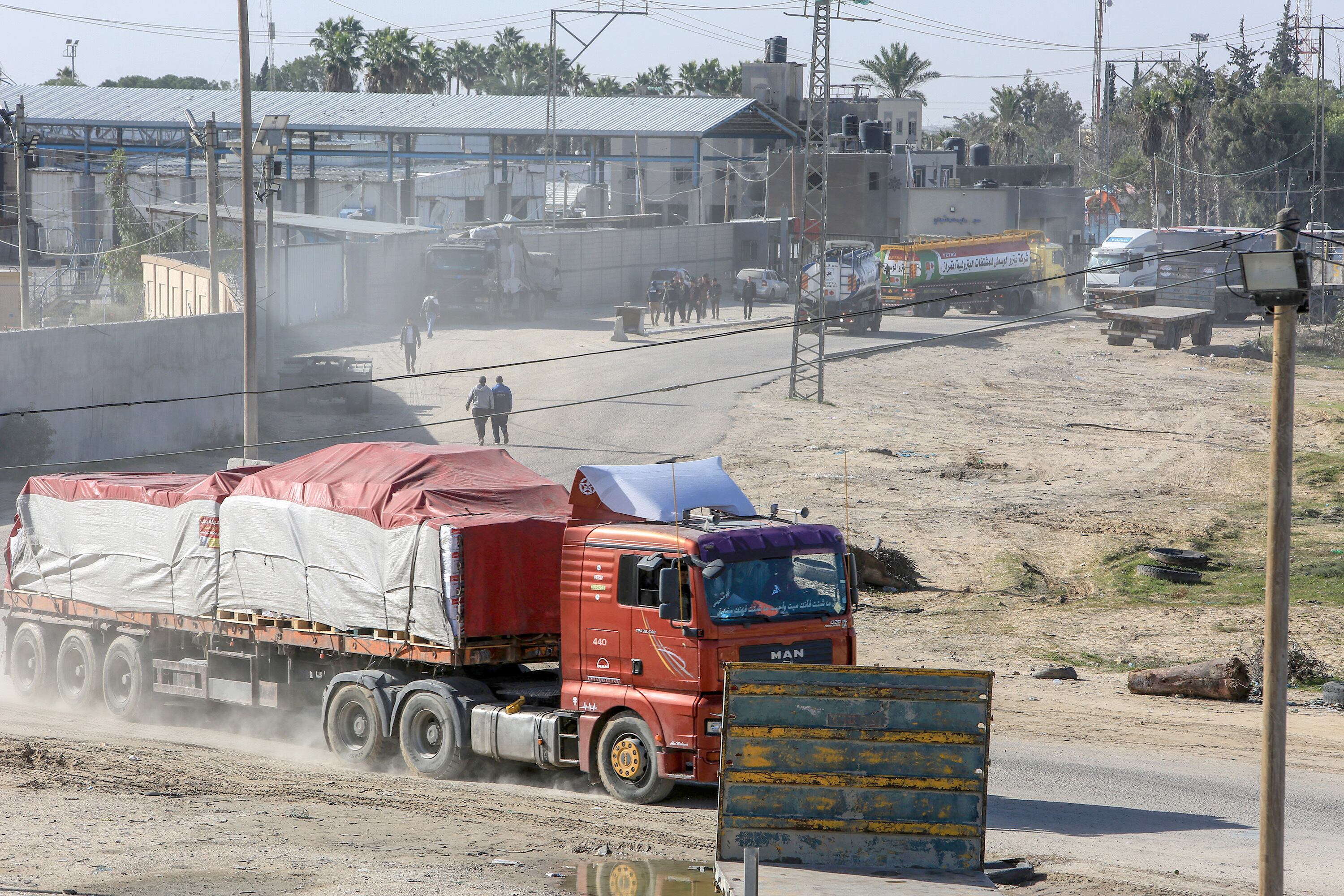 Cruce de ayudas humanitarias desde Egipto hacia la Franja de Gaza por el paso Rafah. (Photo by Abed Rahim Khatib/Anadolu via Getty Images)